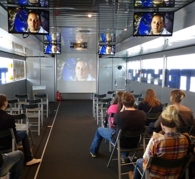 Impressionen von der diesjährigen Analytica, Halle B1/B2 Labortechnik und Career Day. Videovorführung im Biotechnikum - einer Initiative des Bundesministeriums für Bildung und Forschung.  Weitere aktuelle Bilder und Nachrichten finden Sie auf unserer Landingpage zur Analytica, in unserem Visitorguide zur Messe oder in den kommenden Tage auch auf der Bildergalerie-Übersichtsseite (Bild: Back/LABORPRAXIS)