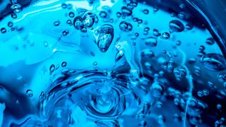 Forschern aus Hangzhou und Singapur ist es gelungen, den metallischen Teil von Hydrogel-Elektronik dank eines neuen Produktionsverfahrens mit dem Rest des Gels zu verschmelzen, sodass ein leitfähiges Gebilde für biomedizinische Anwendungen entsteht. (Bild: Ruslan Gilmanshin - stock.adobe.com)