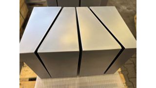 Oberflächenbearbeitungen für Behälter erfordern oft ferritfreie Strahlmittel. Glasperlen sind eine effektive Alternative zu eisenhaltigen Mineralien. (Bild: KST)