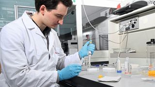 Empa-Forschende gemeinsam mit Ärztinnen und Ärzten an einem Modell der menschlichen Haut, mit dem sich Hautkrankheiten simulieren und so besser verstehen lassen.  (Bild: Empa)