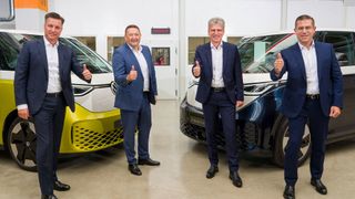 Von links: Thomas Schmall, Konzernvorstand Technik bei VW und Aufsichtsratsvorsitzender von Power Co; Jörg Teichmann, Chief Procurement Officer von Power Co; Ralph Kiessling, EVP Energy & Surface Technologies bei Umicore und Umicore-CEO Mathias Miedreich. (Bild: Volkswagen)