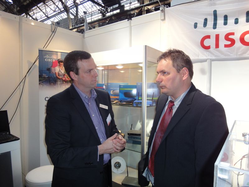 Roland Lunck (l.), Cisco, im Gespräch mit einem Fachhändler. (Archiv: Vogel Business Media)