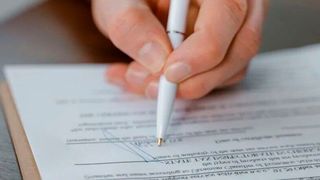Bitte mehr Gas geben! Die Bürokratie in Deutschland hat überhandgenommen, wie die Industrie klagt. Es wird zwar entbürokratisiert, aber das geht der Industrie viel zu langsam ... (Bild: Bürohengst)
