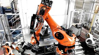 Roboter müssen heute zeit- und positionsmäßig präzise arbeiten. Doch es gibt Störeinflüsse, die das verhindern können. Forscher aus Würzburg gehen mit einer pfiffigen Anti-Stotter-Bremse die Lösung des Problems nun wirksam an. (Bild: Kuka)