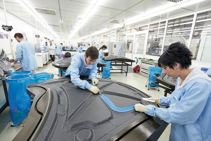 Der Cutter erzeugt die Schablonen für die späteren Teilstücke aus Carbon, die in die entsprechende Form laminiert werden. (Bild: DMG Mori)