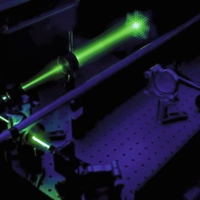 Optischer Aufbau zur Durchführung ultraschneller, holographischer, chiroptischer Mikroskopie. (Bild: Tobias Schwerdt)