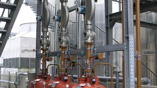 Behälterbefüllung in einem chemischen Betrieb mit Promass 83F (Bild: Endress+Hauser)