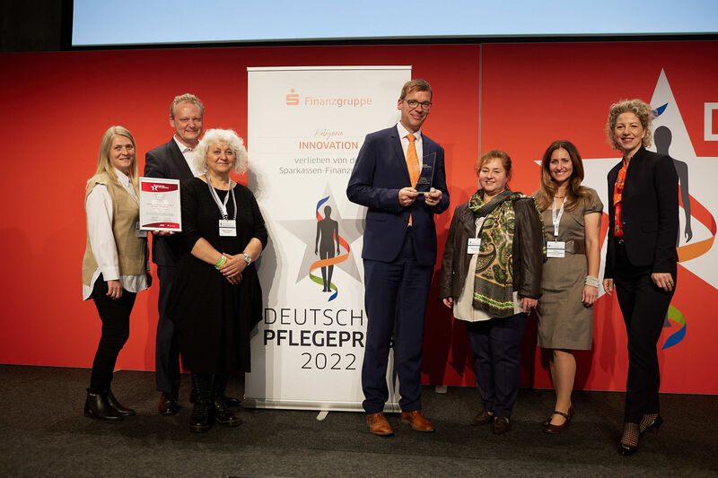 Träger des Pflegepreises 2022 ( Jan Pauls / Deutscher Pflegetag)