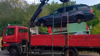 Dieser etwas überladene Lkw ging Polizeibeamten in Zeltingen-Rachtig ins Netz. (Polizei Rheinland-Pfalz)