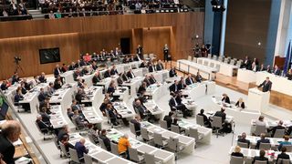 Der neue und alte Ministerpräsident des Landes Niedersachsen, Stephan Weil, bei seiner Regierungserklärung  (© Landtag Niedersachsen - Focke Strangmann)