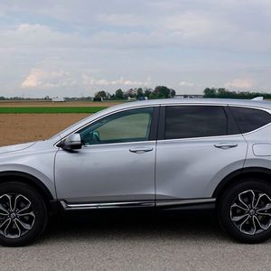 1. Das Design: Die 5. Generation des Honda CR-V kam bereits 2016 auf den Markt, wurde aber erst Ende 2018 in Europa eingeführt. Da sich Honda bei diesem Modell das exaltierte Styling der zeitgleich produzierten Modelle Jazz und Civic verkniffen hat, kann sich das Karosseriedesign auch heute noch sehen lassen.(Bild:  Rosenow/»kfz-betrieb«)