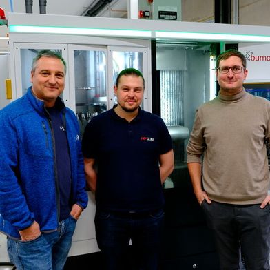 Zeigen sich hochzufrieden mit der Leistungsfähigkeit des neu entwickelten Werkzeugs mit der «InoxaCon»-Beschichtung von Cemecon (v. l. n. r.): Mate Bekavac, Leiter CNC-Fertigung bei Bacher Medizintechnik, Julian Reck, «HPTec»-Key-Account-Manager, und Andreas Bacher aus der Geschäftsführung von Bacher Medizintechnik. (Bild: Cemecon AG)