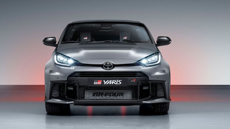 Der untere Kühlergrill an der Fahrzeugfront verfügt über ein neues Stahlgitter. Der seitliche Kühlergrill hat eine größere Öffnung und der untere Stoßfänger wurde geteilt konstruiert, um Reparaturen zu vereinfachen. (Bild: Toyota)