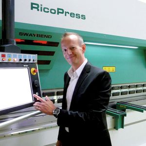Thomas A. Weber, geschäftsführender Gesellschafter der Hezinger Maschinen GmbH in Kornwestheim: „Der deutsche Kunde ist ein besonderer Kunde, dessen hohen Ansprüchen wir mit der besten qualitativen Lösung unserer Hezinger-Maschinen gerecht werden.“
