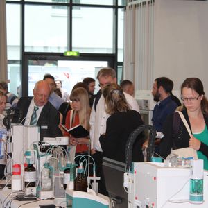 Impressionen der Lab-Supply Berlin vom 13. Juni 2019  In den Hallen des Estrel-Hotels in Berlin Neu-Kölln konnten Besucher der Lab-Supply mit den Ausstellern ins Gespräch kommen. Hier sind einige Impressionen vom Messetag sowie Besucherstimmen für Sie zusammengestellt. Die nächste Lab-Supply ist am 28. August 2019 in Dresden. Weitere Infos zu den kommenden Lab-Supply-Messen finden Sie auf www.lab-supply.info.   Lese-Empfehlung: Nachbericht zum erfolgreichen Auftakt der Lab-Supply in Wien.(Bild: LABORPRAXIS, C. Lüttmann)
