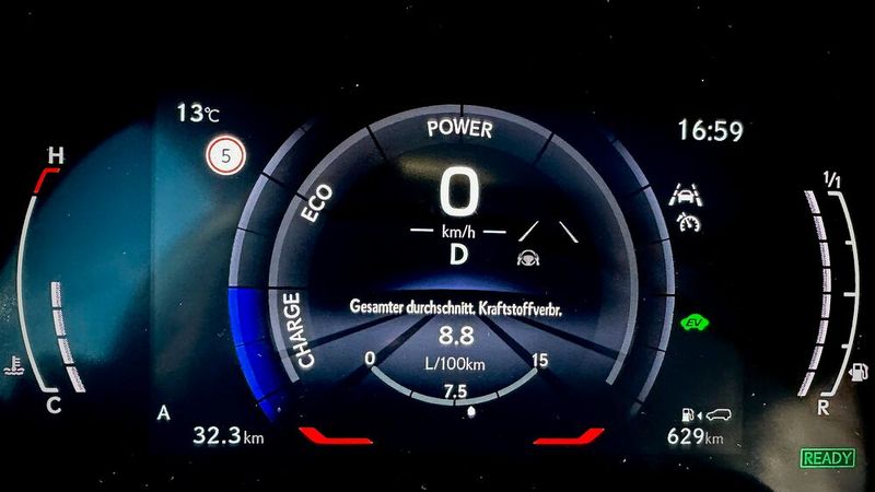 Dass der Verkehrszeichenassistent falsch liegt, ist nicht immer so leicht zu erkennen wie hier. Aber das Bild zeigt: Eine Plausibilitätsprüfung findet in vielen Systemen nicht statt. (Bild:  Rosenow – VCG)