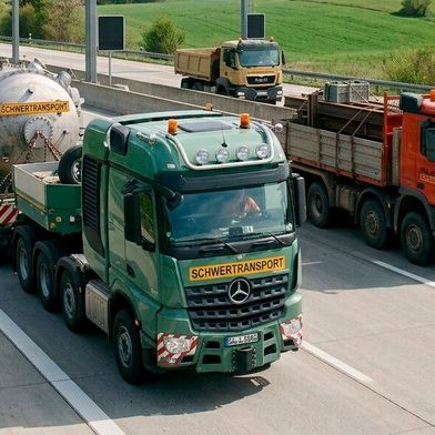 Die Autobahnen in einigen Bundesländern sind seit der Aufhebung des Sonntagsfahrverbots voller mit Lkw als sonst, damit das Problem mit dem Niedrigwasser in Deutschlands Flüssen nicht zu Versorgungsengpässen führt. Doch es gibt auch Stimmen, die sagen, dass das nicht viel nützt ... (Bild: KI-generiert)