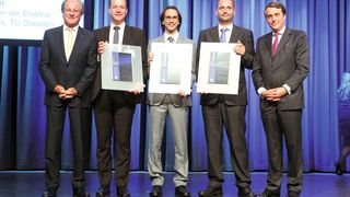 (v.l.n.r.):  Schirmherr Prof. Dr.-Ing. Wolfgang Reitzle, Felix Abt vom Institut für Strahlwerkzeuge der Uni Stuttgart, Leonardo Nicolosi vom Institut für Grundlagen der Elektrotechnik und Elektronik der TU Dresden, Andreas Blug vom Fraunhofer IPM und Dr. Jost A.  Massenberg der Vorstandsvorsitzende des  Stahl-Informations-Zentrums. (Bild: Stahl-Innovations-Zentrum)