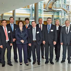 Die Weichen auf Zukunft gestellt: In Leipzig wählten die Mitglieder 15 Unternehmer in den neuen Vorstand des VDMA Ost: (v.l.) Jens Wunderlich, Mathias Schwarzendahl, Klaus Müller, Ingrid Weinhold, Jörg Lässig, Jens Hertwig, Hans J. Naumann, Udo Staps, Dagmar Mahrwald, Harry Thonig, Mathis Kuchejda. Nicht abgebildet: Steffen Gebauer, Markus Radmacher, Stefan Schmitz, Christoph von Waldow.