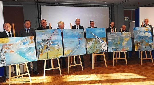 Nach seinem Vortrag gab es für jeden Sponsor das von Künstler Kay Prinz fertiggestellte Bild. (Archiv: Vogel Business Media)