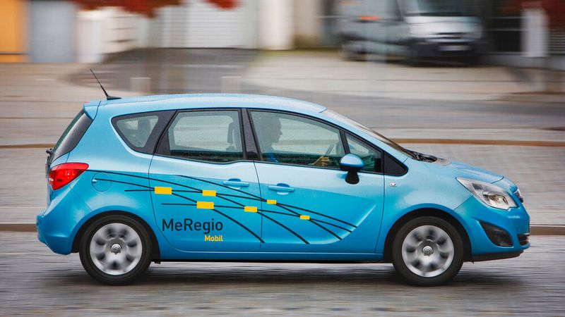 2010 beteiligte sich Opel mit dem „E-Meriva“ am Projekt „MeRegioMobil“, bei dem ermittelt werden sollte, wie E-Fahrzeuge in intelligente Stromnetze integriert werden können. (Bild: Opel / Stellantis)