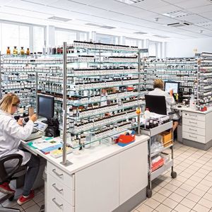 1 Regalmeter voller Dufterlebnisse – für die Mitarbeiter im Symrise-Labor Alltag: Hier testen sie in aufwändigen Versuchsreihen, was später in Drogerien, Parfümerien und Supermärkte kommt.