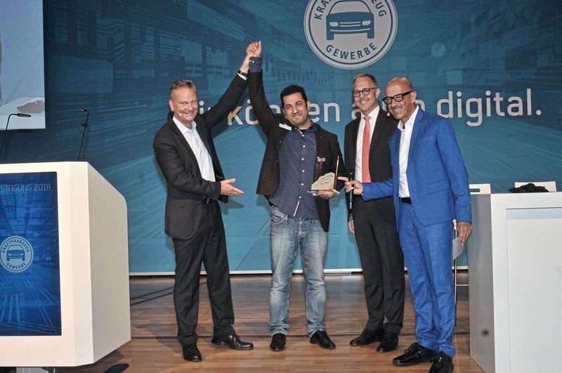 Den Kalligraphen in Gold sicherten sich Basem Khan (2. v.li) und die Kfz-Innung Bremen mit dem Projekt „Zukunftstechnologie E-Mobilität“. (v. li.) ZDK-Vorstand Arne Joswig, Dirk Nusselt (Fuchs Schmierstoffe) und Moderator Michael Förster gratulierten. (Bild: Zietz/»kfz-betrieb«)