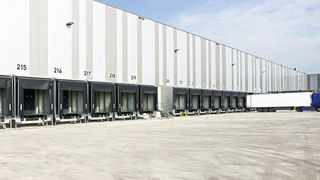 Hörmann lieferte für Metros größten deutschen Logistikstandort in Marl unter anderem 407 Industrie-Sektionaltore, Ladebrücken und Vorsatzschleusen sowie Schnelllauftore, Feuerschutz-Schiebetore und Türen. (Hörmann)