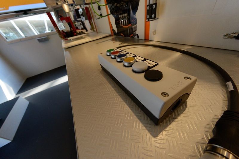 Bild 9: Versuchsaufbau mit MMI-System, hier Taster (Bild: Rinortner)