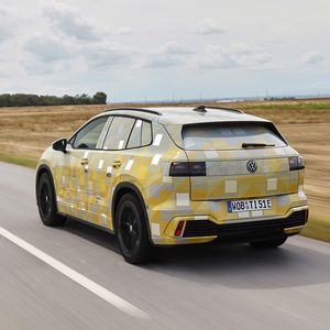 Bis dahin gibt es Bilder des neuen Modells lediglich mit Tarnfolie.(Bild:  Volkswagen AG)