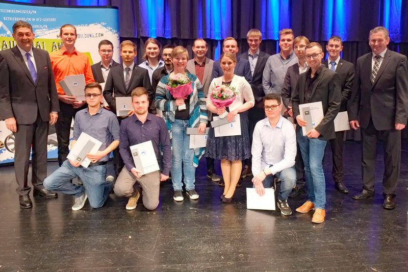 Guter Jahrgang der Kfz-Innung Niederbayern: Michael Krammer (Obermeister, re.) und Georg Haber (Präsident der Handwerkskammer Niederbayern-Oberpfalz, li.) gratulieren den Prüfungsbesten.  (Zietz/»kfz-betrieb«)