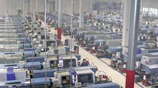 Rund 120 Maschinen stehen in der energetisch fast autarken Produktionshalle von Seeger. Wärmerückgewinnung, ein Blockheizkraftwerk, Wärmepumpen, Photovoltaikanlagen et cetera sorgen für entsprechende Einsparungen.  (Arno)