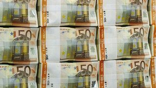 Geld ist leicht zu schmuggeln: Rund 25.000 Euro passen in eine Zigarettenschachtel, 500.000 Euro in einen Cornflakes-Karton. (Bundesbank)