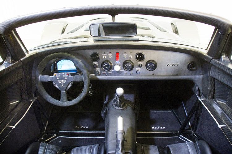 Finessen wie eine Klimaanlage, Radio oder eine Sicherheitsausstattung sucht man vergebens. Airbags? Erhöhen nur das Gewicht. ABS und ESP? Verfälschen nur das Fahrgefühl. (Foto: sp-x)