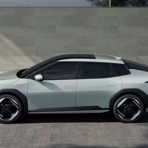 Die Limousinen-Version des EV4 verspricht einen besonders niedrigen cW-Wert und damit eine Reichweite von deutlich über 600 Kilometer.(Bild:  Kia)