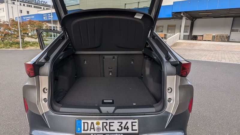 10. Der Kofferraum: Mit 540 Litern ist der Kofferraum großzügig dimensioniert. Einziges Manko: Die elektrische Kofferraumklappe öffnet sich sehr weit nach oben – manch ein Tiefgaragendach ist dafür nicht hoch genug.   (Bild: Mauritz – VCG)