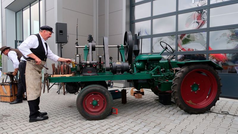 Das Schmiedefeuer brannte auf der Plattform eines Traktors der Hamburger Marke Ritscher. Der Hintergrund ist schlicht Namensgleichheit: Auch die vorführenden Schmiede heißen Ritscher. (Bild: Diehl – VCG)