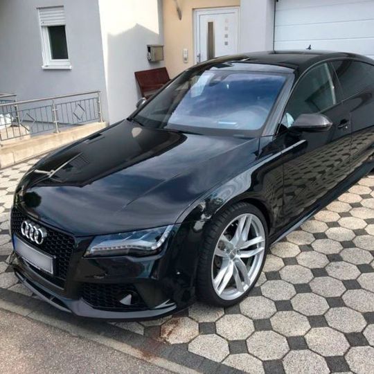 Den schwarzen Audi RS7 hat Stürmerstar Robert Lewandowski gefahren. Jetzt ist der online zu haben.(Bild:  Mobile.de)
