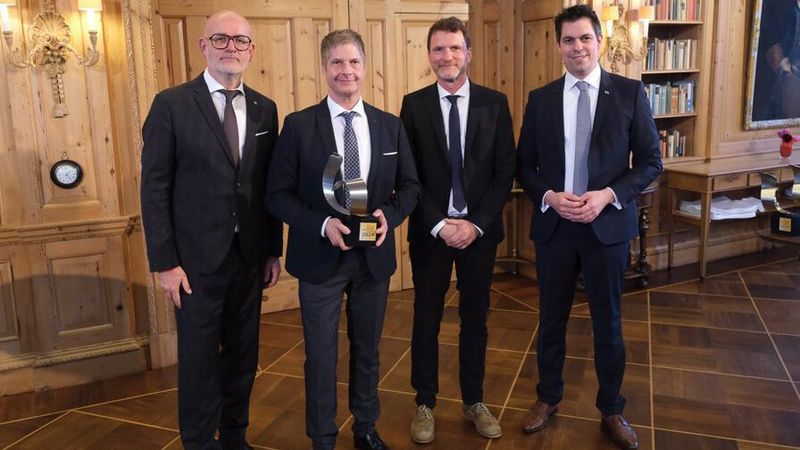 Das Autohaus Andreas Schulze ging in der Kategorie 4, in die Händler mit 120 bis 159 Einheiten jährlich fallen, als Sieger hervor: (v. l.) Dino Damiano, Direktor Marketing bei Mazda Deutschland, Andreas Schulze vom Autohaus Schulze, Gerd Meyer, Direktor Service Mazda Deutschland, und Felix Gebhart, Direktor Vertrieb bei Mazda Deutschland (Bild: Mazda)