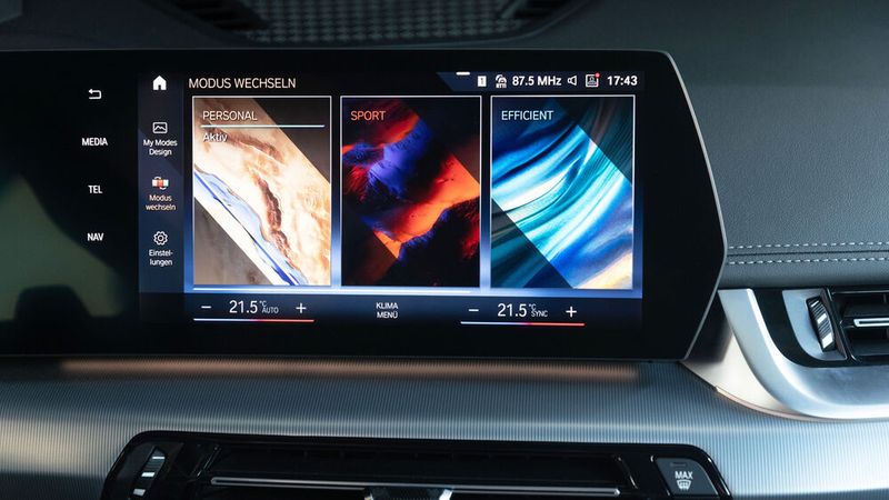 Ein 10,25 Zoll großes Informationsdisplay in Trapezoptik verschmilzt mit dem 10,7 Zoll großen Control-Display zu einer Einheit. (Bild: Autoren-Union Mobilität / BMW)