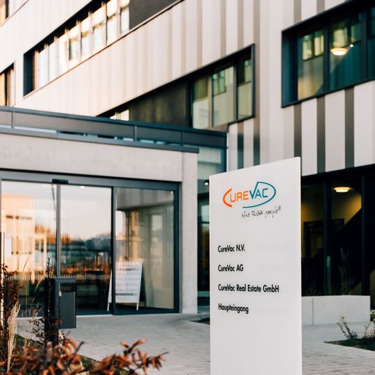 Curevac hatte in Düsseldorf im Juli 2022 Klage gegen Biontech und Pfizer erhoben und „eine faire Entschädigung“ für die Verletzung einer Reihe seiner geistigen Eigentumsrechte gefordert. Nun wird eine Entscheidung erwartet.(Bild:  Curevac)