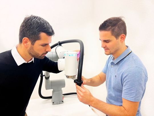 Slavko Markovic (links) und ein Kollege bei der Montage des Cobot-Kits.(Bild:  ABB STOTZ-KONTAKT)