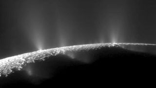 Eine Fontäne aus Wasser und Eis steigt vom Saturnmond Enceladus auf. Eine genauere Auswertung von Aufnahmen der NASA-Raumsonde Cassini lässt auf das Vorhandensein von Hydrothermalquellen schließen, die Leben in unterseeischen Ozeanen ermöglichen könnten. (NASA/JPL/Space Science Institute)