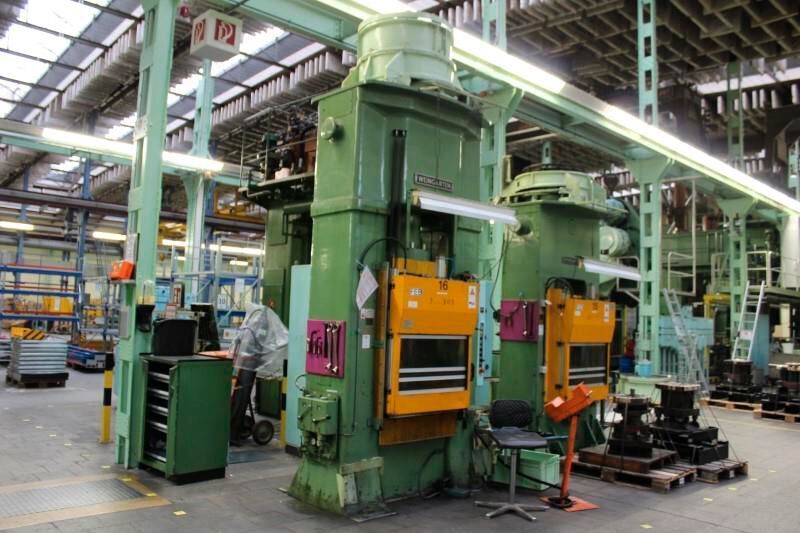 Noch eine Maschine, die bei WMF in Geislingen früher für die Herstellung von Edelstahlprodukten im Einsatz war. Das Auktionshaus Dechow sagt, das für die Metallbearbeitung fast alles dabei sei, was man so brauche. (WMF)