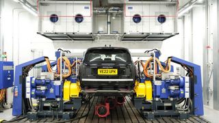 In der neuen JLR-Testanlage für Elektroautos sind Klimakammern enthalten. Diese können extreme Wetterbedingungen in Temperaturbereichen zwischen minus 40 und plus 50 Grad Celsius simulieren. (Bild: Autoren-Union Mobilität/JLR)