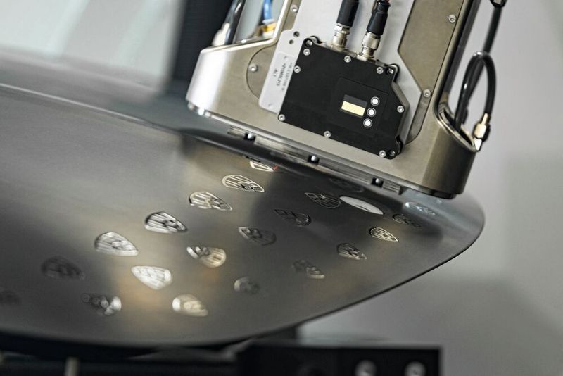 Kein Verlust: PixelPaint besteht aus einem Lackapplikator mit über 1.000 einzeln gesteuerten Düsen. Der Applikator bewegt sich eng an der Fahrzeugkarosserie entlang, um sicherzustellen, dass der gesamte Lack aufgetragen wird. Das funktioniert ohne Overspray oder überschüssigem Lacknebel.  (Bild: ABB)