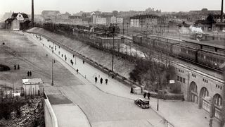 In Essen fing alles an: Hugo Knümann gründete 1923 eine Handelsvertretung für Elektroprodukte (Gebäude rechts unter den Bahngleisen des Essener Hauptbahnhofs). Wenig später nennt sich die junge Firma Phönix Elektrizitätsgesellschaft. (Bild: Phoenix Contact)