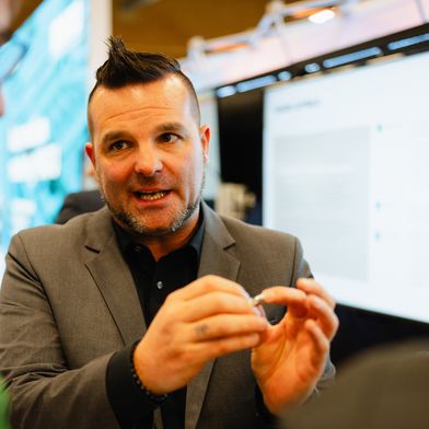 Der fachliche Austausch untereinander ist das, was die Schraubtec bei Besuchern und Ausstellern so beliebt macht. (Bild: tinografiert)