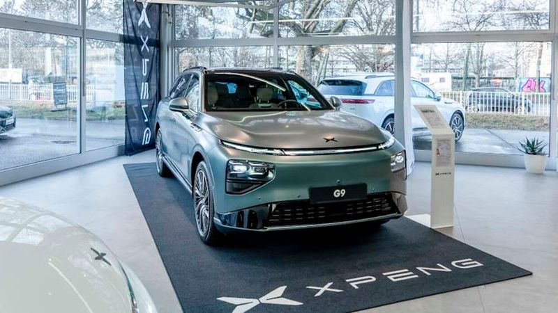 Im Showroom des BMW- und Mini-Autohauses Nefzger in Berlin stehen jetzt auch Xpeng-Modelle.(Bild:  Autohaus Nefzger)