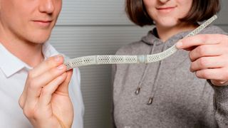 Festo und ein Forschungsteam der Universität des Saarlandes haben diesen rüsselartigen Roboterarm entwickelt. Das bionische System hat im Vergleich zu üblichen Roboterarmen viele Vorteile. Im Rahmen der Hannover Messe 2023 wird das System dem Publikum vorgestellt. (Bild: Universität des Saarlandes)